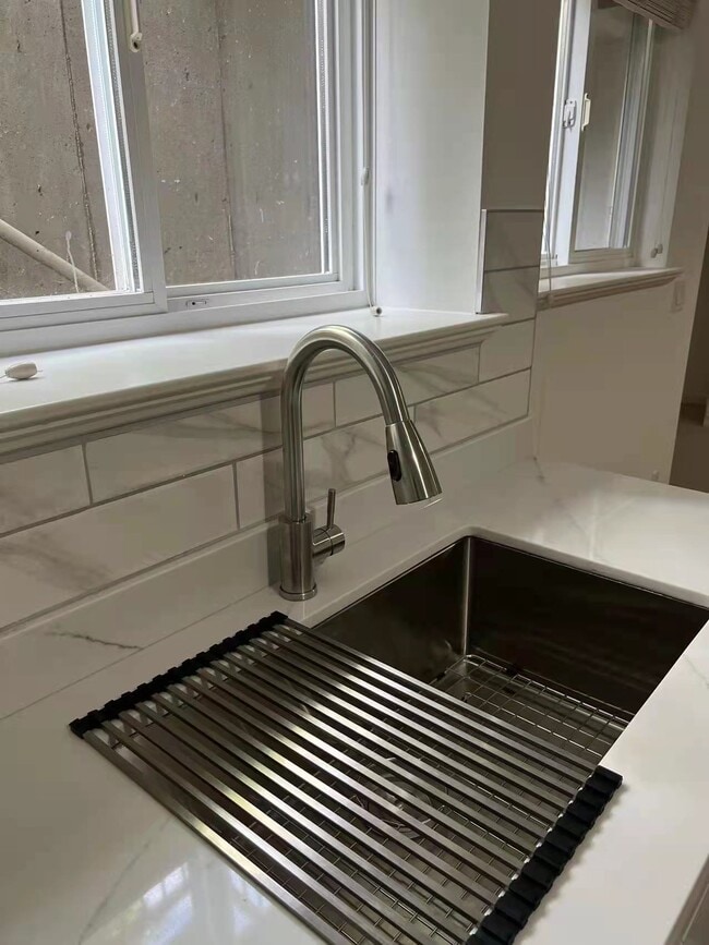 Photo - 13167 14A Av