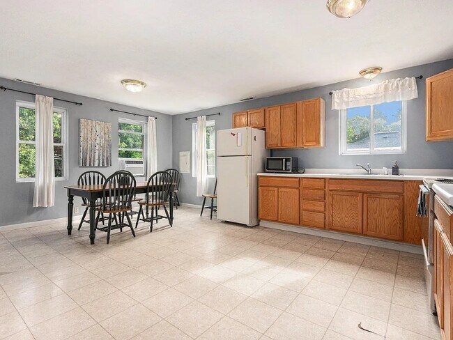 Photo - 247 W Franklin St