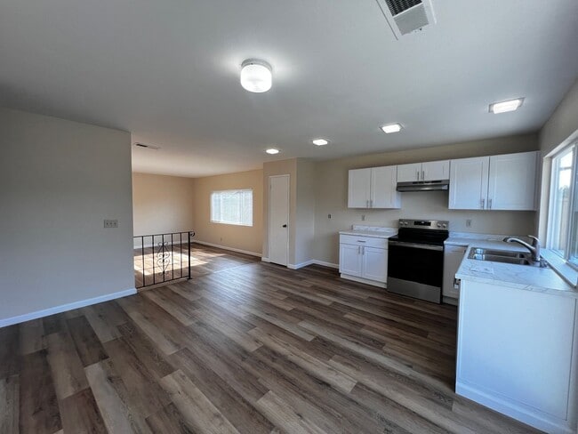 Building Photo - East Petaluma Four Bedroom Home