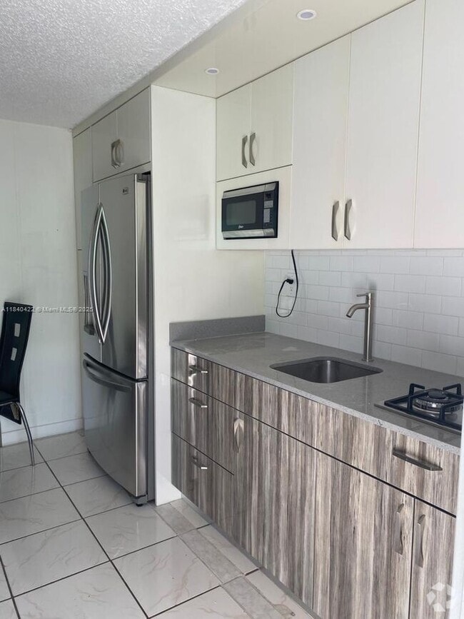 Building Photo - 12761 SW 14th St Unit 2-2 Rental