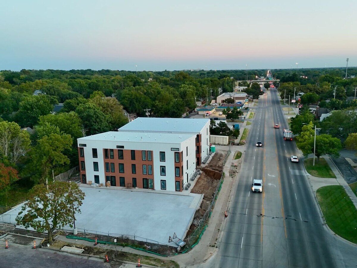 Photo - 3205 E English St