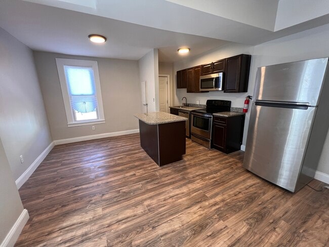 Large kitchen & dining area - 4608 York Rd Unit 2