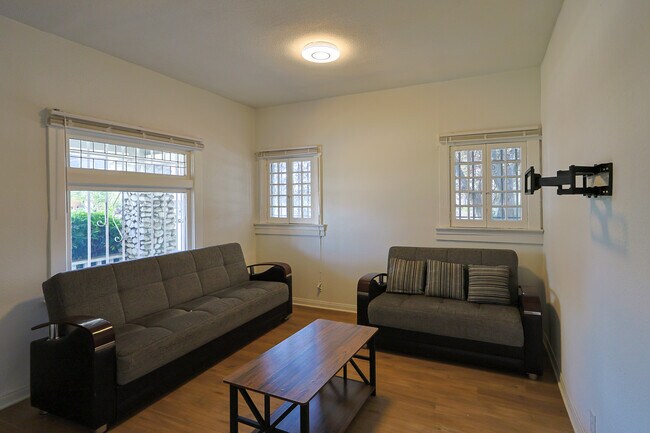 Photo - 3525 S Budlong Ave Unidad 3525