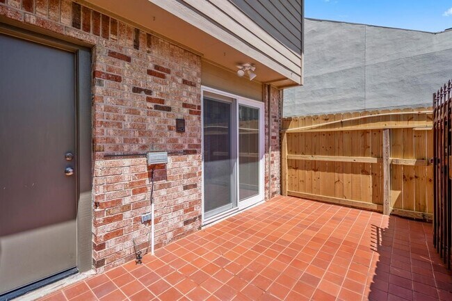 Photo - 2501 Bering Dr Unidad True