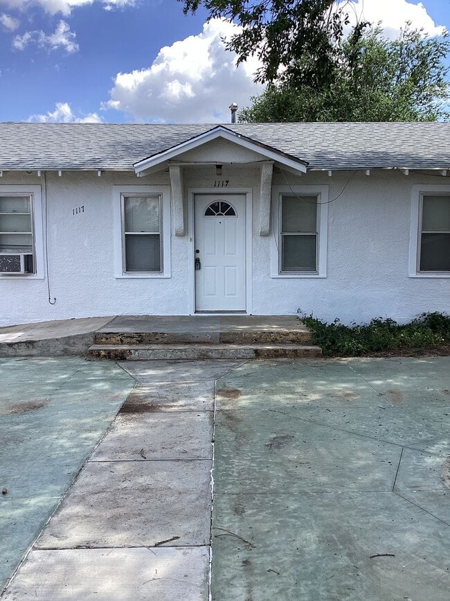 Building Photo - 3 Bed Du-Plex! Located in Portales, Close to ENMU!