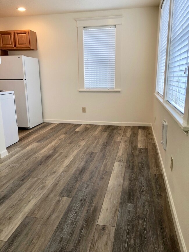 Building Photo - 1 Bedroom in Sellwood Rental