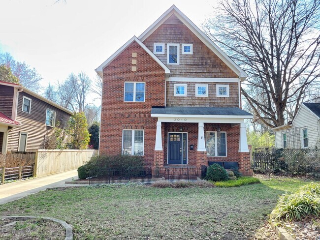 Building Photo - Four Bedroom Home w/Garage in Chantilly