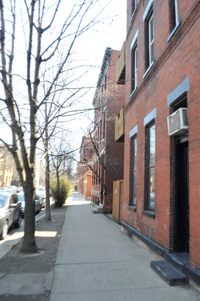 view down the block on Dickens..protected for biking - 2059 N Clifton Ave Unit #1
