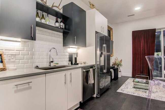 Photo - 2550 Lawrence St