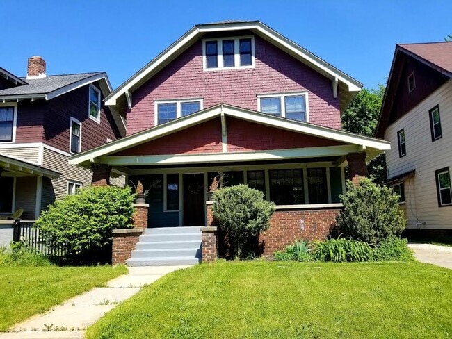 Building Photo - Charming 3-Bedroom, 1 1/2 Bath Upper Duple... Unit 2026 Rental