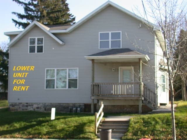 Building Photo - 913 N 11th St Unit LOWER Rental