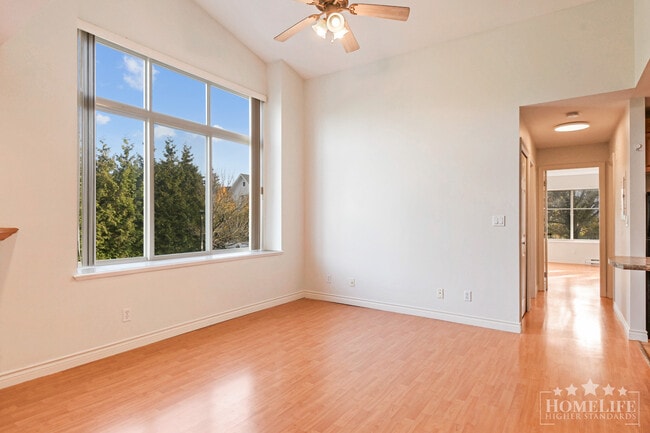 Photo - Bright & Spacious 2 Bed / 2 Bath Condo in ... Unit 201