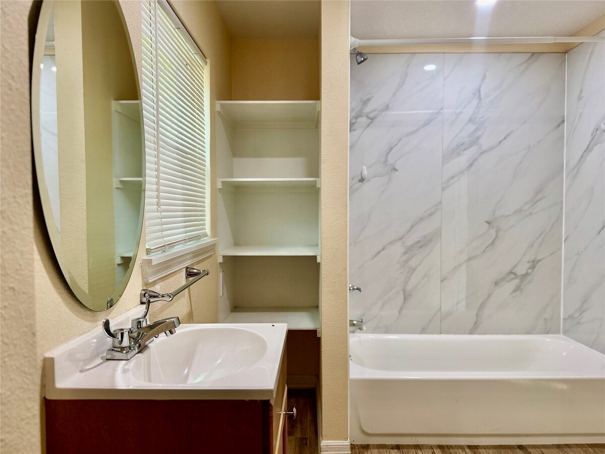 Photo - 711 Hahlo St