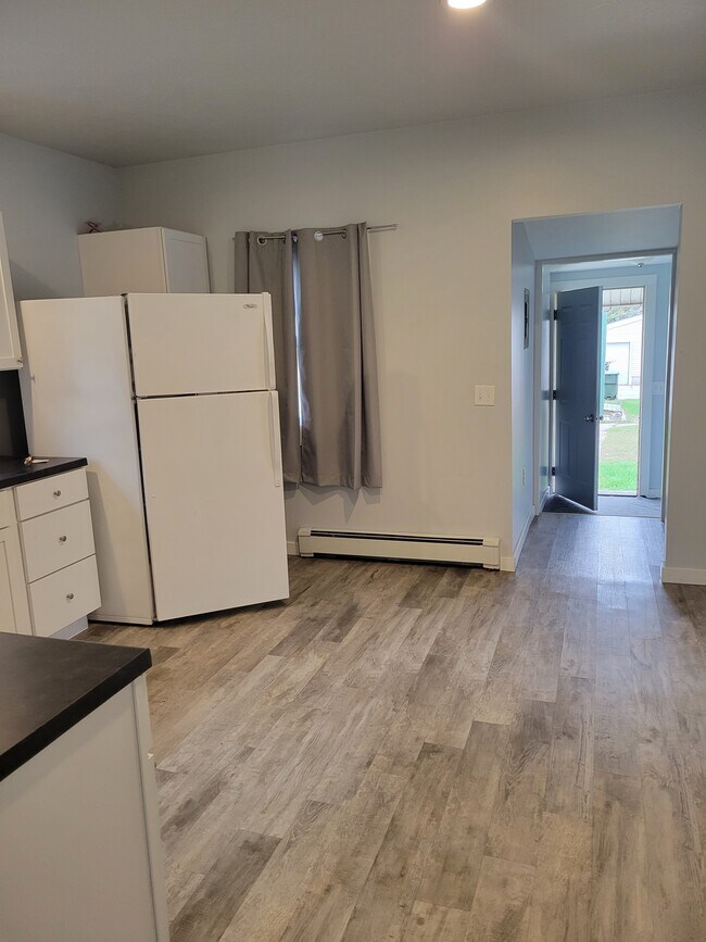 Large Pantry. - 322 S 14th St