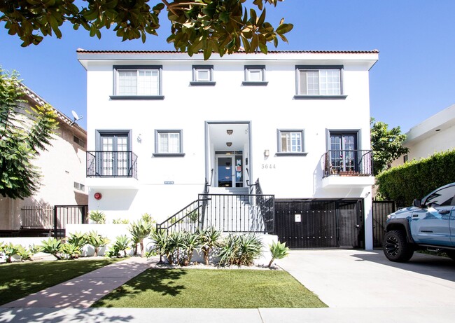 Building Photo - Discover Modern Townhome Living in Palms -...
