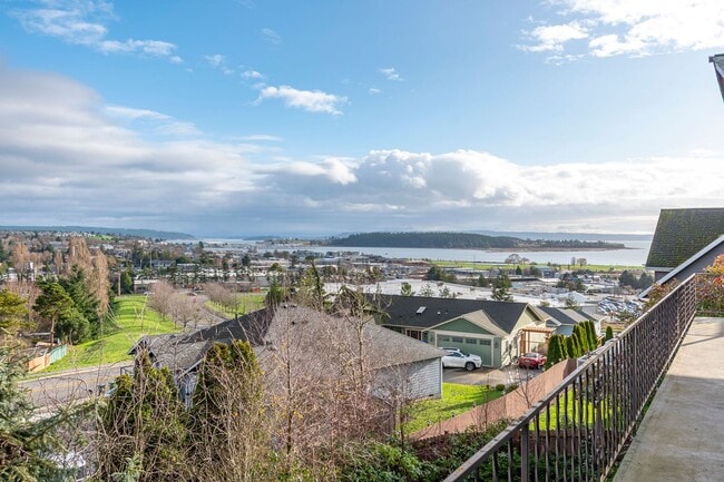 Building Photo - 3 Bedroom 2.5 bathroom spacious home with views of marina and downtown Oak Harbor