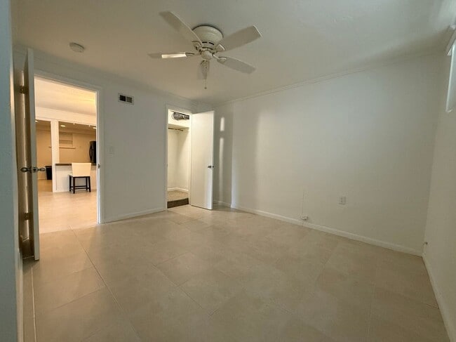 656 Manor Dr Unit 4