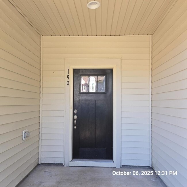 Photo - 190 Thornhill Dr
