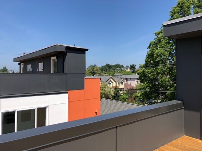 Photo - Gorgeous Townhome in Sunny Judkins Park-25...