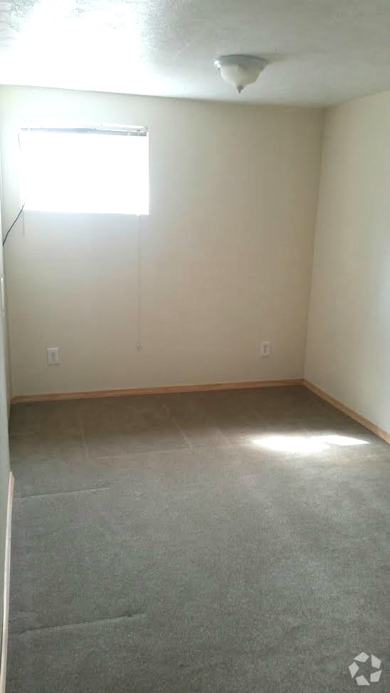 Building Photo - Spacious 3 Bed Duplex Rental