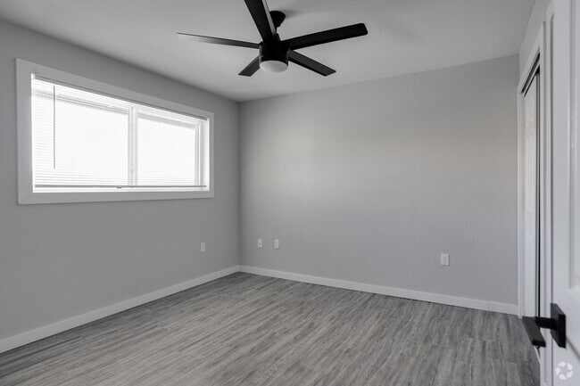 2BR, 1BA - 750SF
