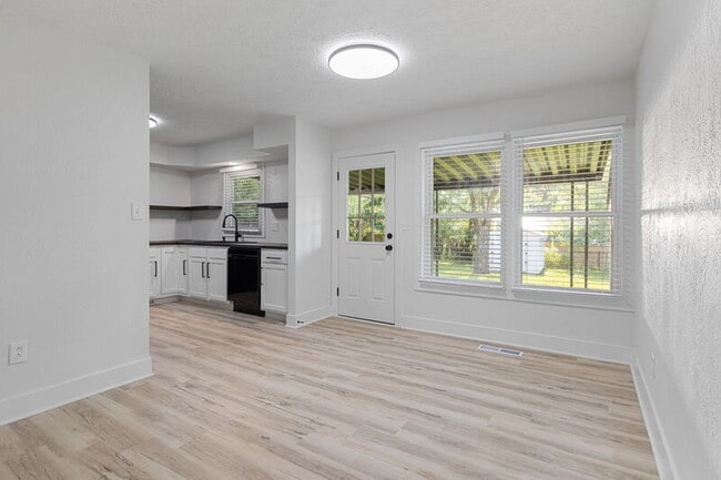 Photo - 745 Morningstar Dr