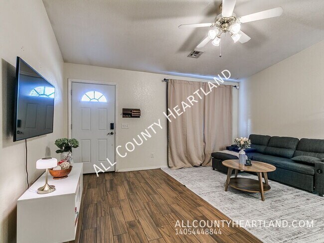 Photo - 414 English Elm Ln