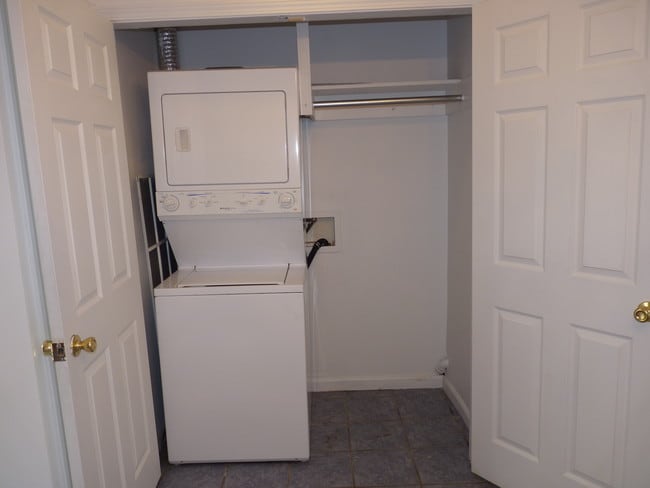 Washer and dry in townhouse - 153 River Ave