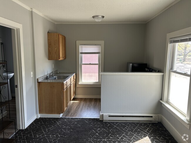 Building Photo - 702 S Duluth Ave Unit 2 Rental