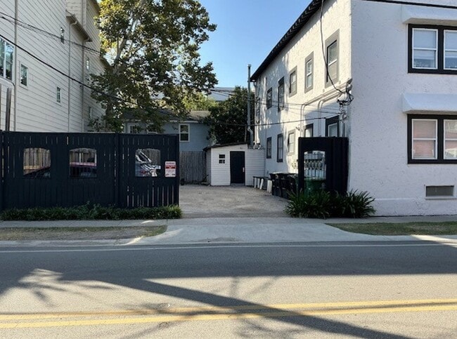 Building Photo - 415 Fairview St Unit 3