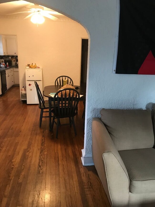 Photo - 2974 N Frederick Ave Unidad 2974 N. Frederick Ave.