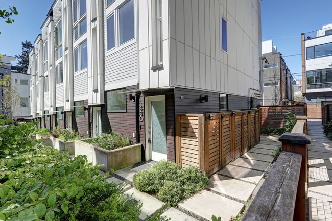 Building Photo - Stylish Capitol Hill Townhouse Living | 2 Bed + Den + Rooftop