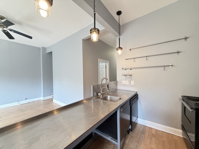 Photo - 2040 W 19th St Unidad F3