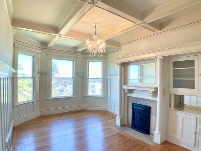 Building Photo - TOP FLOOR 4/2. In-Unit Laundry! Dishwasher... Unit 158 Rental