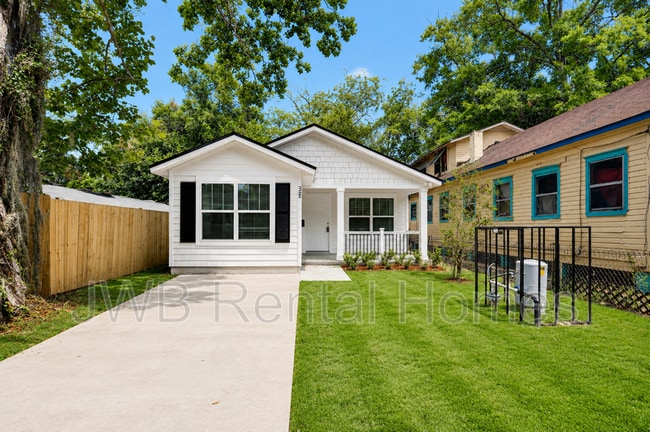 Building Photo - 325 Woodlawn Ave