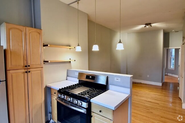Building Photo - 96 Pleasant St Unit #2 Rental