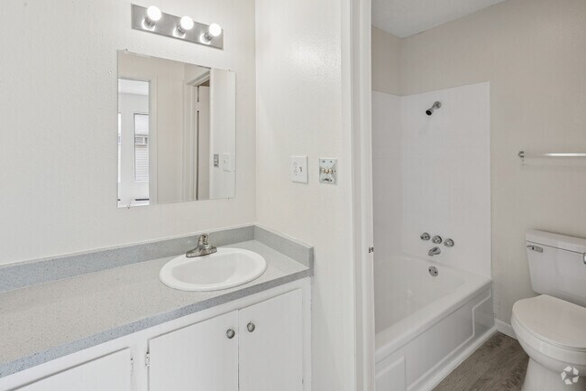 1BR, 1BA - 427SF - Bathroom
