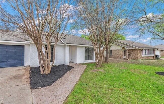 Photo - College Station - 3 bedroom - 2 bath house with garage and fenced back yard.