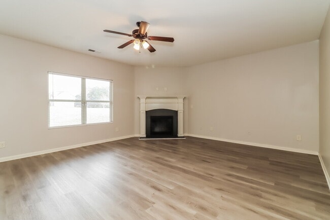 Photo - 909 Walking Stick Trail NE