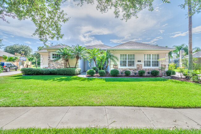 Stunning Pool Home in Town Park! - Stunning Pool Home in Town Park!