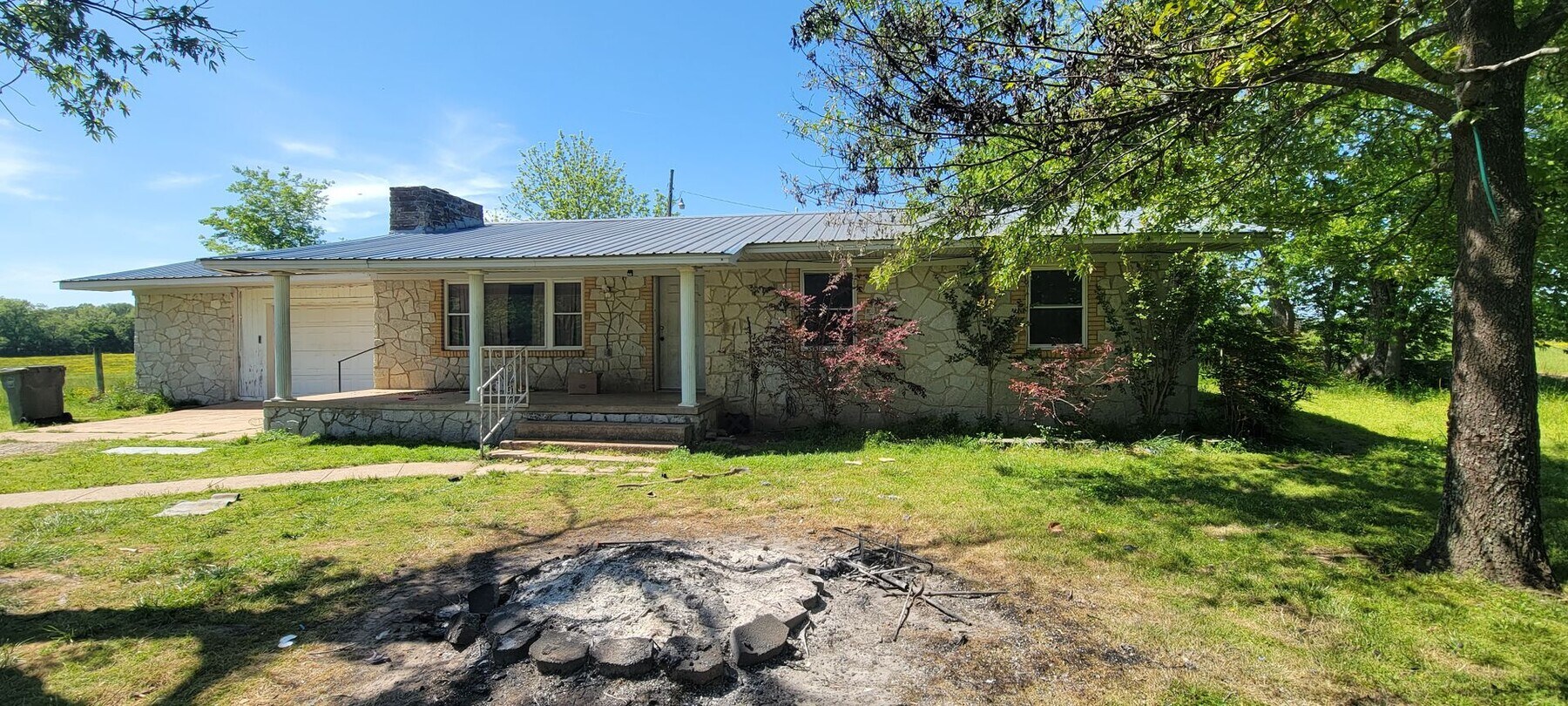 3 Bed • 1 Bath • Stonework Home in Newark ... - 3 Bed • 1 Bath • Stonework Home in Newark ...