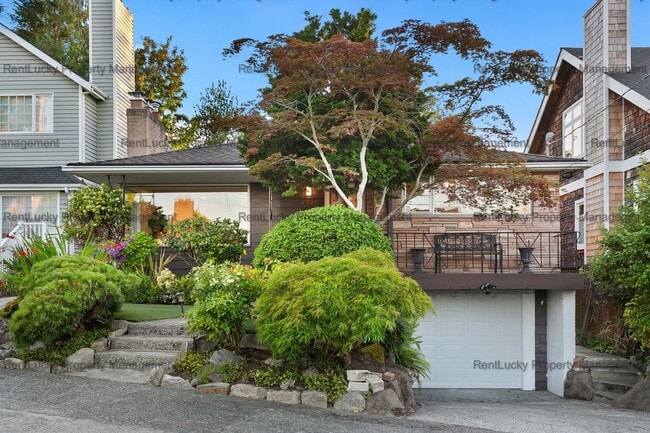Building Photo - Charming Magnolia Home with Sunny Deck & F...