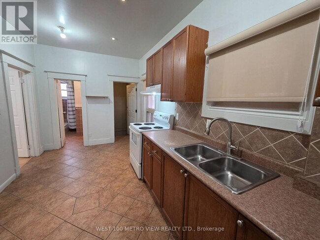 Photo - 1733 Dufferin St