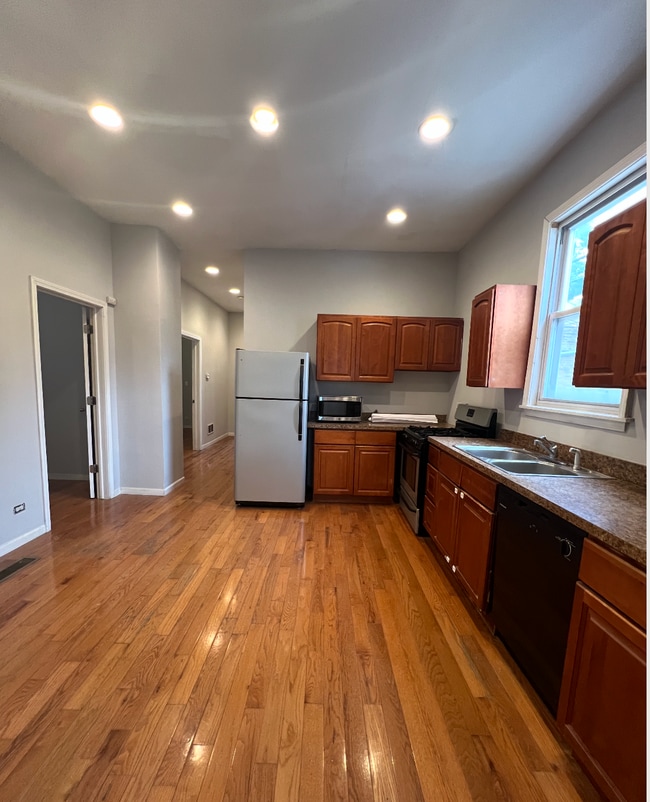 Building Photo - 2416 N Maplewood Ave Unit 1F