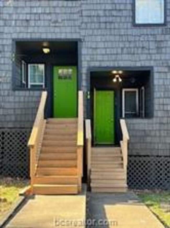 Building Photo - 2/1 Townhome Close to Campus
