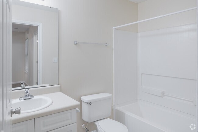 2BR, 2BA - 926SF - Primary Bathroom