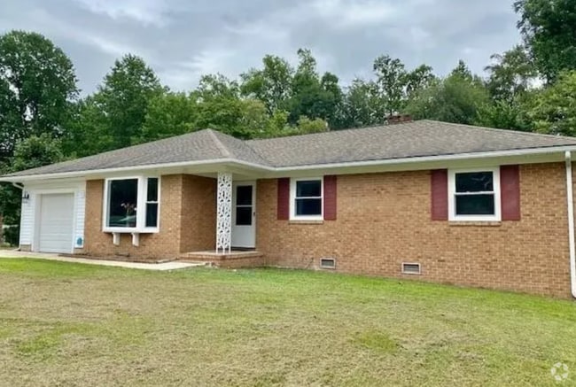 Building Photo - Cozy Ranch Home w/ Enclosed Sunroom, Fully...