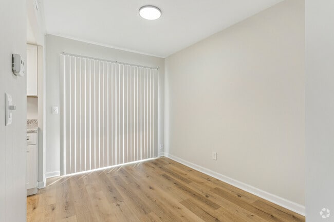 Elite Townhome - 2BR, 1BA - 1,011SF - Dining Area