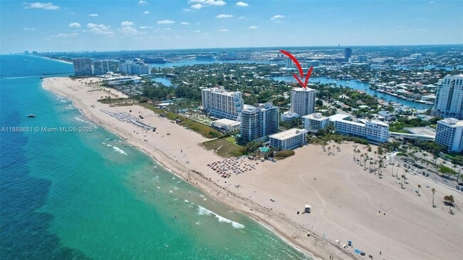 Building Photo - 3000 Holiday Dr Unit 306