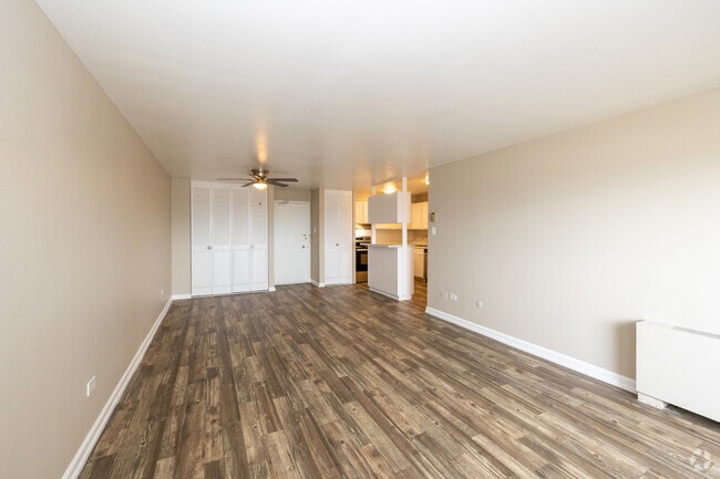 1BR, 1BA - 758SF - Living Room
